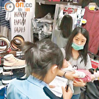 女售貨員在男裝店內助查。（林少兒攝）