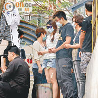 遇難的的士司機陳錦波的親友在現場拜祭。