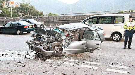 涉事的私家車車頭嚴重損毀。（左蘭慶攝）