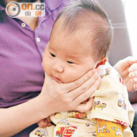 嬰兒飲奶期間，要稍作暫停，為嬰兒「掃風」。