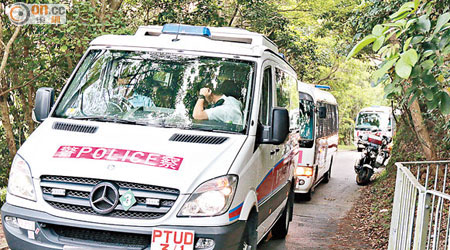 大批警車停在飛鵝山道路。（黃永健攝）