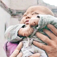 軍方成功救出一名四個月大男嬰。（互聯網圖片）