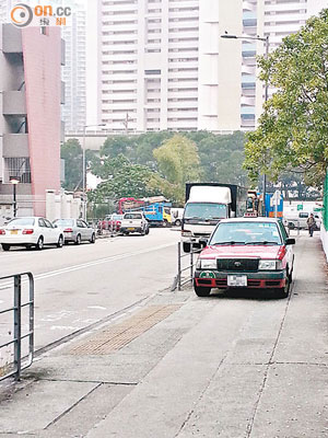 恒光街違泊問題嚴重，更有車輛違泊行人路上。