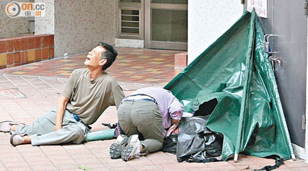 死者親友掀開蓋着遺體的帳篷，抱屍痛哭。（曾智恒攝）