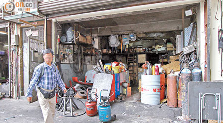 長沙灣<br>有拆除氣缸的車房，堆滿壓縮氣樽。