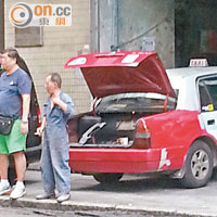 柴灣<br>有工人維修石油氣的士期間，與車主一同吸煙。