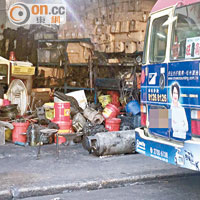 深水埗<br>有小巴車房拆除石油氣缸丟在路旁，更在旁燒焊。