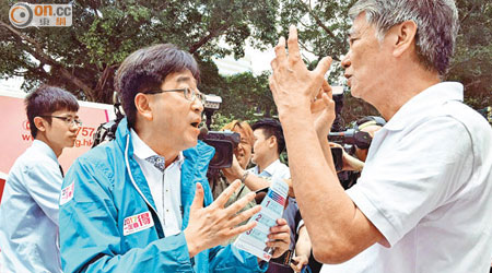 高永文（左）與反政改長者街頭激辯，雙方均情緒激動、手舞足蹈。（周依露攝）