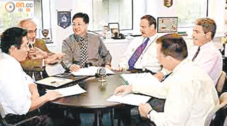 盧偉聰（左三）於九九年曾借調到法國里昂的國際刑警秘書處。（資料圖片）