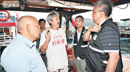 漁業督察（右一及右二）與保釣行動委員會就檢查船隻引擎一度爭拗。
