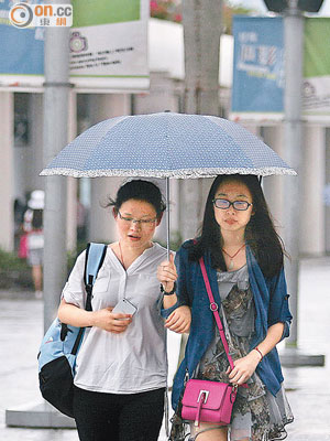今日是二十四節氣中的立夏，標誌着夏天來臨，市民外出宜準備雨傘。（梁鵬威攝）