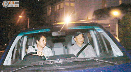 肥佬黎（右）深夜乘坐七人車返回寓所。