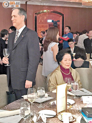 陳方安生（右）尋晚喺一個籌款晚宴宴請夏千福。