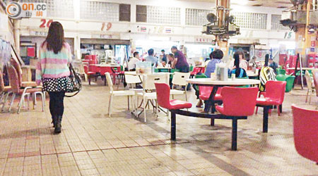 日間 <br>北河街熟食中心設有固定桌椅，行人通道於日間時段暢通無阻。