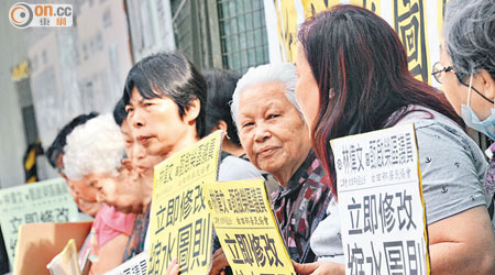 團體聯同白田邨居民到房屋署建築地盤抗議。（蕭毅攝）