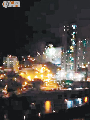 五光十色的煙花在屯門上空綻放。（網民黃家勤攝）