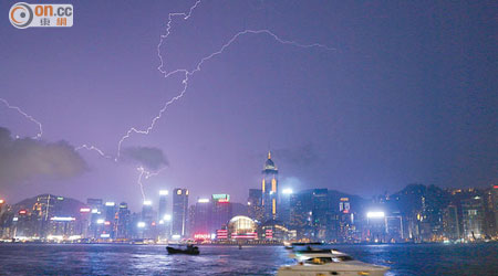 受天雨影響，昨晚雨雲籠罩着整個維港。（梁鵬威攝）