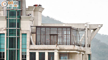 貪曾在任期間被揭以特平租金租用深圳東海花園君豪閣頂層超豪複式單位。