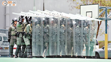 機動部隊人員手持盾牌，列隊防範示威者衝擊。（朱先儒攝）