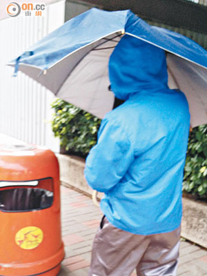 被告陸志榮以雨傘及衣帽遮掩臉容離庭。