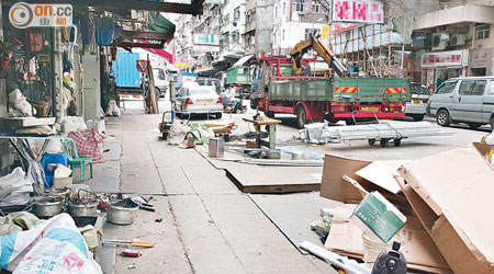 石硤尾街有回收店於行人路放置大量雜物，市民擔心行人會被雜物絆倒或弄傷。