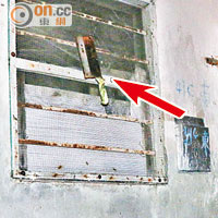 被捕男子的住所窗戶掛有菜刀（箭嘴示）。