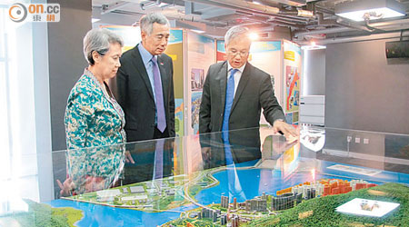 凌嘉勤（右）在「展城館」接待新加坡總理李顯龍伉儷。