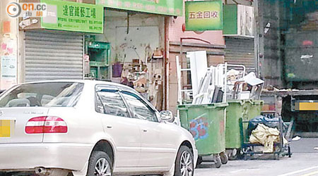 大角咀萬安街有回收店被指經常佔用錶位擺放回收雜物。（讀者提供）