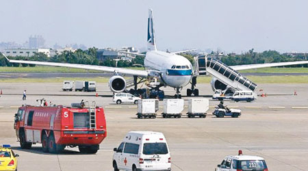 航警將涉事班機移至機坪另一處，逐一檢查行李集裝箱。（互聯網圖片）