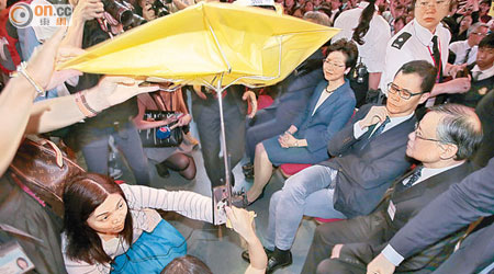 林鄭月娥（右）出席一個中學辯論賽頒獎禮時，再被「狙擊」。（胡家豪攝）