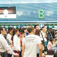 上海 <br>被迫滯留上海虹橋機場的旅客，無奈查看航班情況。（互聯網圖片）