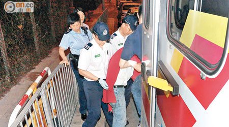 獲救男子登上救護車接受治理。（王偉安攝）
