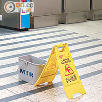 紅磡站內亦有漏水情況，港鐵需設置水桶及「小心地滑」告示。