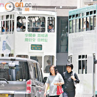 兩名女士為登上泊在路中間的座駕，「膽博膽」衝過電車路及馬路。