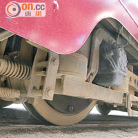 電車有「落沙系統」，在天雨路滑和危急情況需要急煞停車時使用。