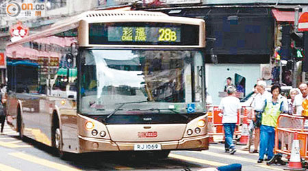 過路婦人遭九巴撞倒，頭部受傷躺於路中。（網民YUM LEUNG CHONG提供）