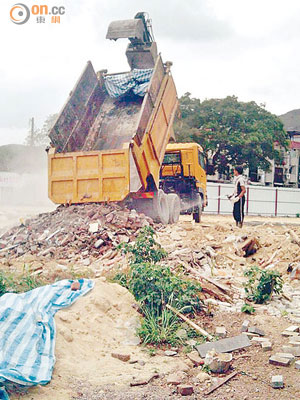 大江埔村村民指規劃署發出命令前數日，再有多架工程車連日前來倒泥。（受訪者提供）