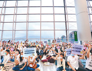 國泰激發罷工打亂市民暑假外遊