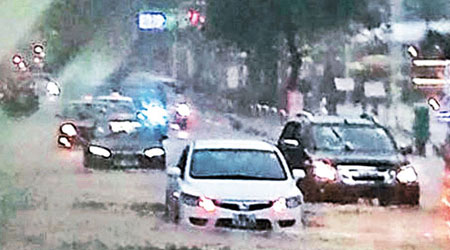 西沙路嚴重水浸，車輛如陸上行舟。（互聯網圖片）