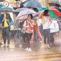 中環<br>紅雨期間，中環水浸，市民過馬路要涉水而行。