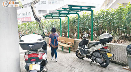 荃灣和宜合道行人天橋底常有電單車違泊，被指危及市民安全。
