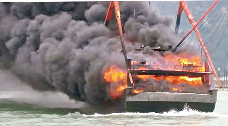 剛維修漁船陷於火海，濃煙沖天。（互聯網圖片）