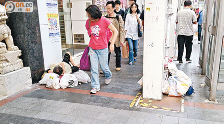 有市民發現佐敦有露宿者長期躺在行人路上，要求政府部門提供協助。