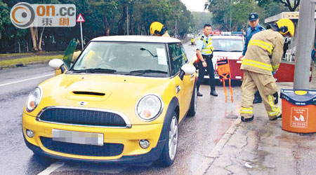 警方及消防員檢查停泊路邊的Mini Cooper。（冼耀華攝）