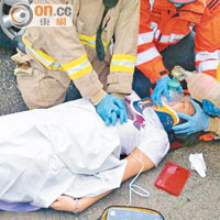 許儷玲在現場接受救護員急救時已陷昏迷。（冼耀華攝）