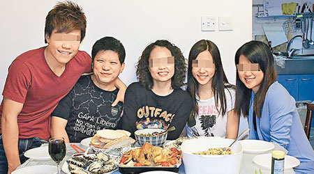 甘桂賢（左二）家人再在社交網站呼籲捐肝，希望他有延續生命的機會。(互聯網圖片)