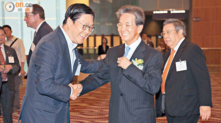 馬時亨（左）見到「波友」蘇澤光（右），熱情地上前握手問好。（溫國佳攝）