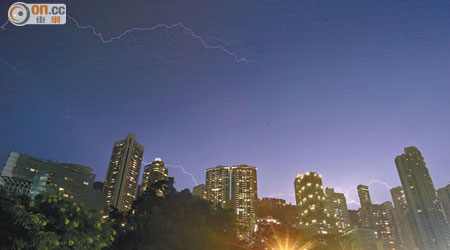 昨晚本港仍是雷電交加及有大驟雨。（陳章存攝）