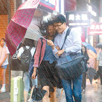 狂風暴雨下風雨同路亦遮翻人濕身。（羅錦鴻攝）