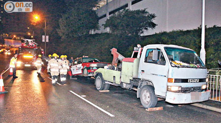 拖車鈎着的士沿斜路溜前，輾斃女司機。（王譯揚攝）